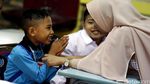 Orang Tua Antar Anaknya di Hari Pertama Sekolah