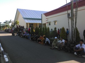 Antusias Antar Anak ke Sekolah, Ortu Berpanas-panasan Saksikan Anak Upacara