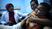 Pelaksanaan imunisasi dilakukan tenaga kesehatan yang ditunjuk Kemenkes didampingi Ikatan Dokter Anak Indonesia.