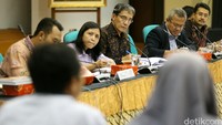 Sigit Pumungkas, Ida Budhiati, PLT Ketua KPU Hadar Nafis Gumay, Arief Budimam, Ferry Kurniawan, Juri Ardianto di Kantor KPU Pusat, Jakarta, Senin (18/7/2016).