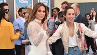 J.Lo saat menghadiri premiere film Ice Age: Collision Course di Zanuck Theater, Los Angeles, AS pada Sabtu (16/7/2016) waktu setempat. Alberto E. Rodriguez/Getty Images/detikFoto.
