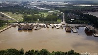 Kapal tongkang bersandar di Pelabuhan PT. Indah Kiat Pulp and Paper,  Kabupaten Siak, Riau.