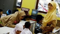 Para wali murid berkenalan dengan anak didiknya di hari pertama masuk sekolah.