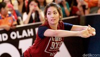 Sebelum main, ia tak lupa melakukan pemanasan. Pool/Gus Mun/detikFoto.