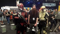 Salah seorang pengunjung tampak berpura-pura menjadi tawanan dari Boba Fett.