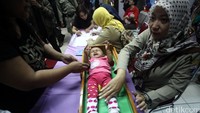 Seorang anak menangis saat diukur tinggi badannya.
