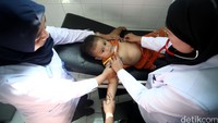 Kegiatan vaksin ulang diawali dengan pemeriksaan kesehatan lebih dulu oleh dokter spesialis anak.