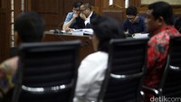 Ariesman Widjaja berkonsultasi dengan kuasa hukumnya.