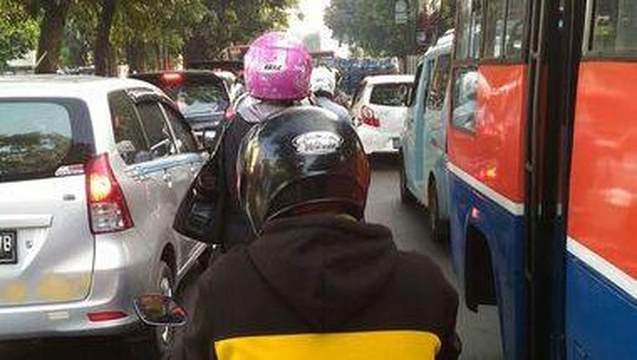 Hari Pertama Masuk Sekolah, Jalan Tol dan Arteri Menuju Jakarta Macet