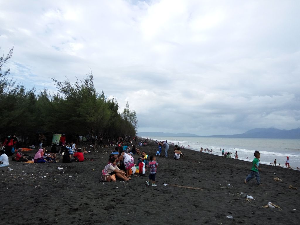 Hari Terakhir Liburan Pantai Cemara Banyuwangi Dipadati