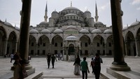 Turis mulai mengunjungi Masjid Ottoman-era Sultanahmet di Istanbul. REUTERS/Alkis Konstantinidis.