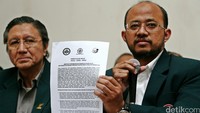 Sekretaris Jenderal (Sekjen) IDI Adib Khumaidi menunjukkan surat penyataan sikap PB IDI, PERSI, dan ARSSI terkait kasus vaksin palsu.