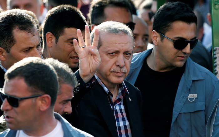 Paus Fransiskus Beri Erdogan Medali Malaikat Cekik Setan Perang