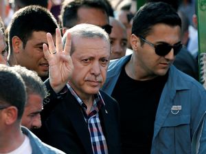 Paus Fransiskus Beri Erdogan Medali Malaikat Cekik Setan Perang