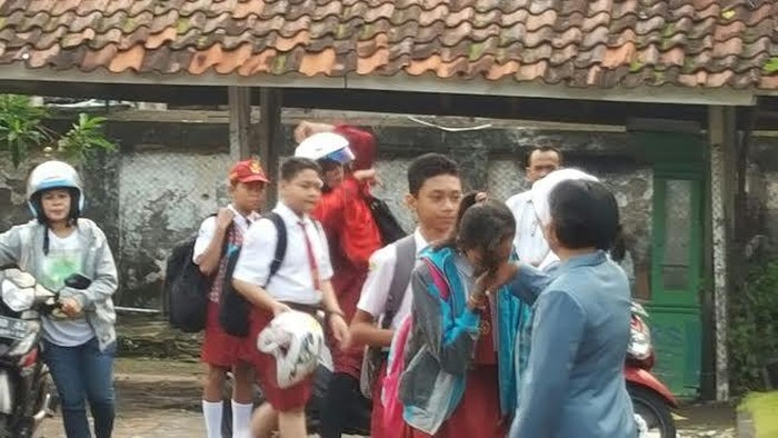 Hari Pertama Masuk Sekolah, Guru Sambut Siswa Baru