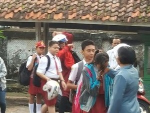 Hari Pertama Masuk Sekolah, Guru Sambut Siswa Baru