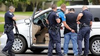 Polisi memeriksa pengendara di sekitar lokasi penembakan. Joe Penney/Reuters/detikFoto.