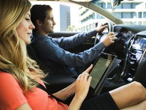 6 Fungsi Telepon Pintar di Mobil Anda