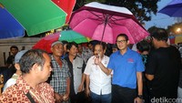 Sandiaga Uno hujan-hujanan saat melakukan blusukan memantau kondisi Pedagang Kaki Lima (PKL).