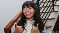Aku itu panik, bingung banget mau ngapain, pas denger suara ledakan yang kita juga nggak tahu itu suara apa aku reflek mau lari, kata Amel sambil tersenyum.
