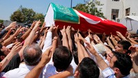 Warga Turki menggotong peti jenazah korban tewas percobaan kudeta Senin (18/07/2016). Ammar Awad/Reuters