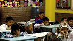 Orang Tua Antar Anaknya di Hari Pertama Sekolah