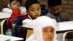 Orang Tua Antar Anaknya di Hari Pertama Sekolah