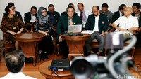Ketua Umum IDI Prof Dr Ilham Oetomo Marsis SpOG (tengah) didampingi (ki-ka) Ketua Umum Asosiasi Rumah Sakit Swasta Indonesia (ARSSI) Sussi Setiawaty, Ketua Umum Persatuan Rumah Sakit Indonesia (PERSI) Sri Rachmani, Sekretaris Jenderal (Sekjen) IDI Adib Khumaidi, dan Ketua Ikatan Dokter Anak Indonesia (IDAI) Aman Bhakti Pulungan menggelar jumpa pers terkait kasus vaksin palsu di Kantor IDI, Menteng, Jakarta Pusat, Senin (18/7/2016).