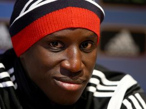 Cedera Patah Kaki Parah, Demba Ba Diprediksi Akan Pensiun