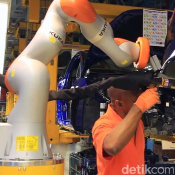 Di kehidupan moderen, peran robot semakin diperlukan untuk membantu aktivitas manusia. Seperti yang terjadi di pabrik mobil Ford di Kln, Jerman.