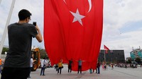 Pendukung Erdogan juga masih berkumpul di sejumlah tempat. REUTERS/Ammar Awad.