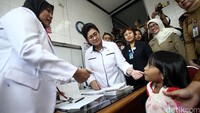 Pelaksanaa vaksin ulang dihadiri oleh Menteri Kesehatan Nila F Moeloek.