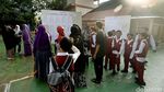 Orang Tua Antar Anaknya di Hari Pertama Sekolah
