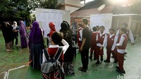 Para orang tua membaca pengumuman penempatan kelas.