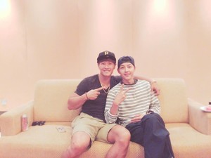 Foto Kim Jong Kook dan Song Joong Ki Ini Bikin Kangen Running Man Zaman Dulu!