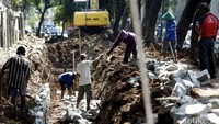 Pekerja memperbaiki trotoar di kawasan GBK.