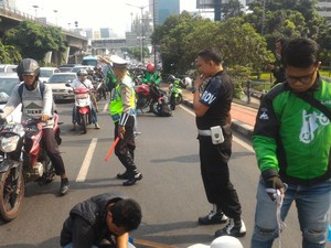 Polisi dan Driver Go-Jek Temukan 2 Kg Ranjau Paku di Flyover Slipi