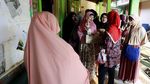 Orang Tua Antar Anaknya di Hari Pertama Sekolah