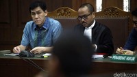 Mantan Presiden Direktur PT Agung Podomoro Land Ariesman Widjaja mendengarkan keterangan para saksi.