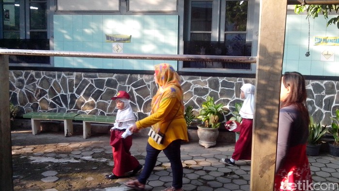 Juli: Gerakan Mengantar Anak ke Sekolah dan Kaitannya dengan Psikis Anak