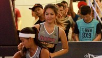 Berada dalam tim yang berbeda, ia pun harus melawan Maria Selena. pool/Gus Mun/detikFoto.