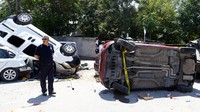 Sejumlah mobil yang rusak saat kudeta berlangsung belum dievakuasi. REUTERS/Osman Orsal.