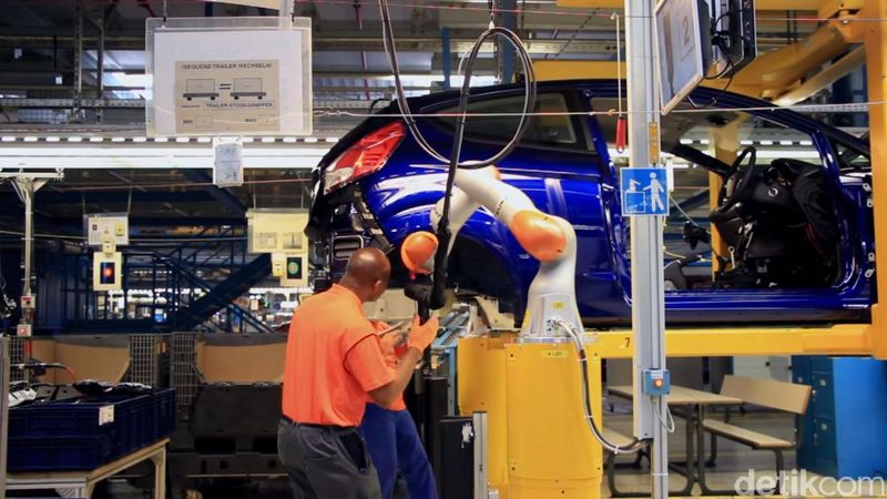 Di kehidupan moderen, peran robot semakin diperlukan untuk membantu aktivitas manusia. Seperti yang terjadi di pabrik mobil Ford di Kln, Jerman.