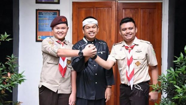 Bupati Dedi Antar Kedua Anaknya Di Hari Pertama Sekolah