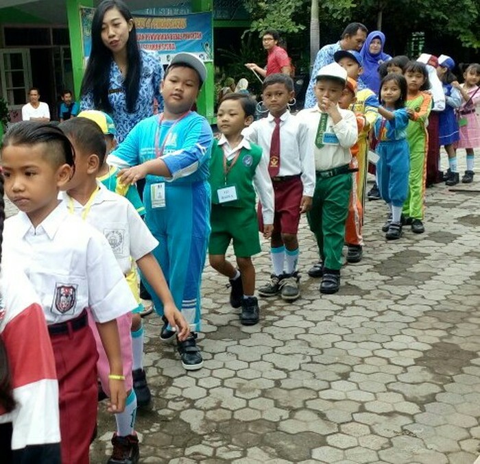 Hari Pertama Sekolah, Murid SD di Banyuwangi Disambut Guru dan Lantunan Lagu