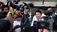 Kabareskrim Komjen Ari Dono Sukmanto menjawab pertanyaan warawan saat keluar gedung KPK.