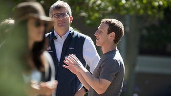 Mark Zuckerberg dengan kaos abu-abunya yang khas kala menghadiri Sun Valley di masa silam saat Facebook baru mulai jaya. Foto: Getty Images