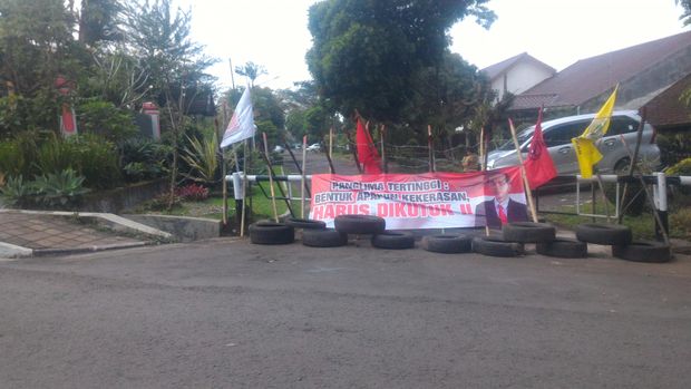 Kompleks Perumahan Ad Gegerkalong Dipasangi Bambu Runcing Dan Kawat Ada Apa