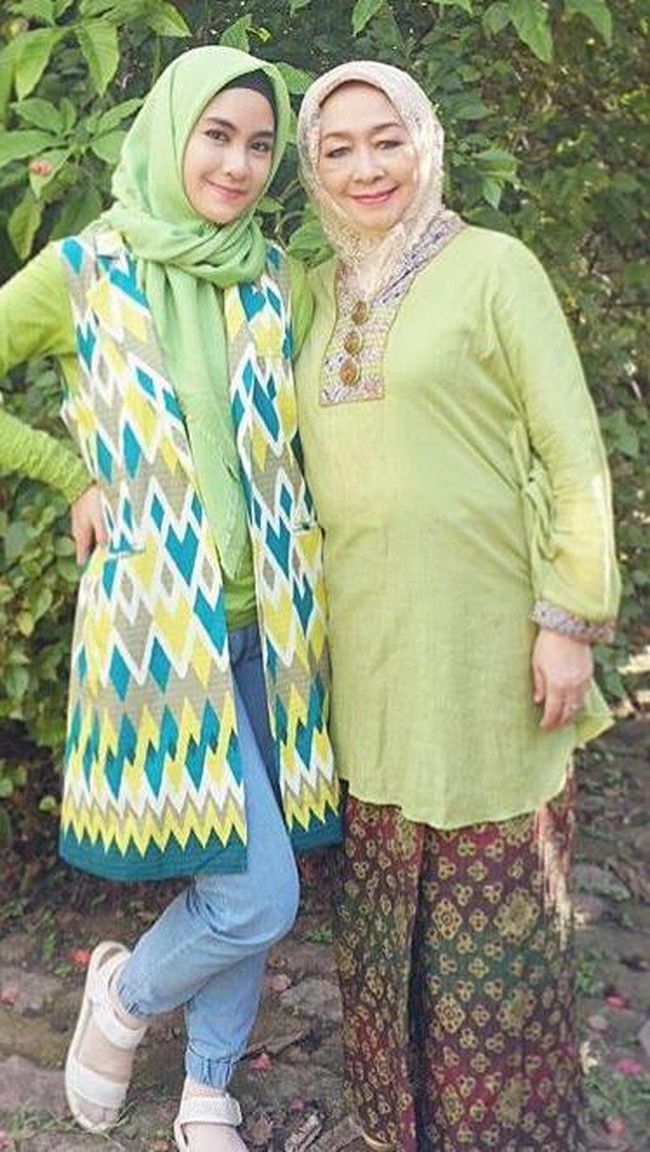 Sesekali sholat Ied dengan busana yang kompak bersama mama. Seperti eks personel Cherrybelle yang berbusana serasi bersama sang ibunda. Penampilannya pun tampak kasual dengan penerapan celana denim dan vest bercorak. Foto: Instagram