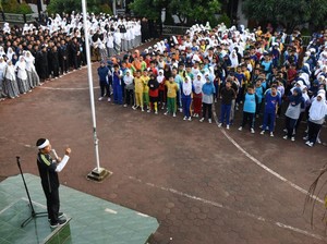 Bupati Dedi Sosialisasikan Program Saudara Asuh ke Siswa Baru